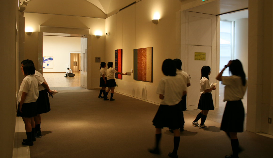 学校鑑賞の風景