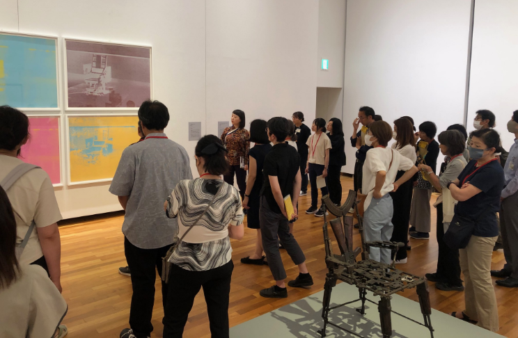 担当学芸員による企画展の展示説明