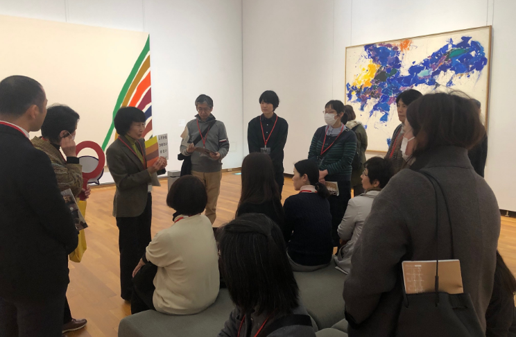 鑑賞学習補助ツールを使用した展示室での研修会